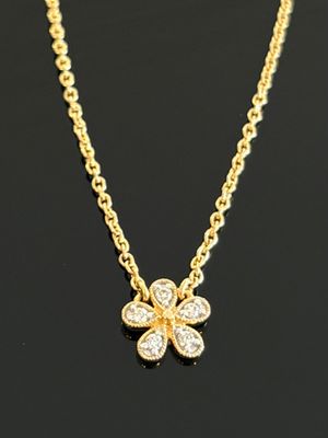 un pendentif en forme de fleur sertie de diamants, monté sur une chaîne en or