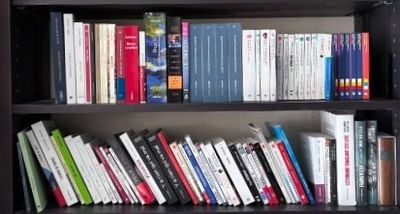 une étagère avec de nombreux livres dans une pièce