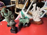 deux figurines posées sur une table rouge dans une pièce