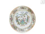 une assiette avec un motif d'oiseaux et de fleurs