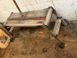 une petite table posée dans un coin d'une pièce