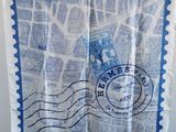 une écharpe bleue et blanche sur laquelle est imprimé un motif