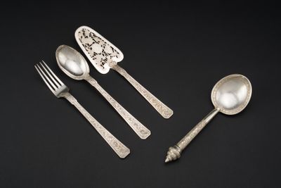 Ensemble de couverts de service en argent à décor ciselé feu… - Photo 1