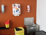 une photo d'une cuisine aux murs orange avec un évier