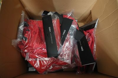 une boîte en carton contenant tout un tas d'objets rouges