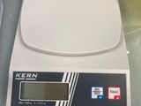 a scale that is sitting on a table next to a bag