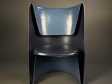 une chaise noire avec une assise bleue sur fond marron