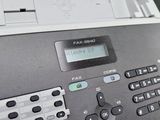 une photo en noir et blanc d'un télécopieur posé sur un bureau