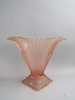 Vase cornet en verre teinté rose.