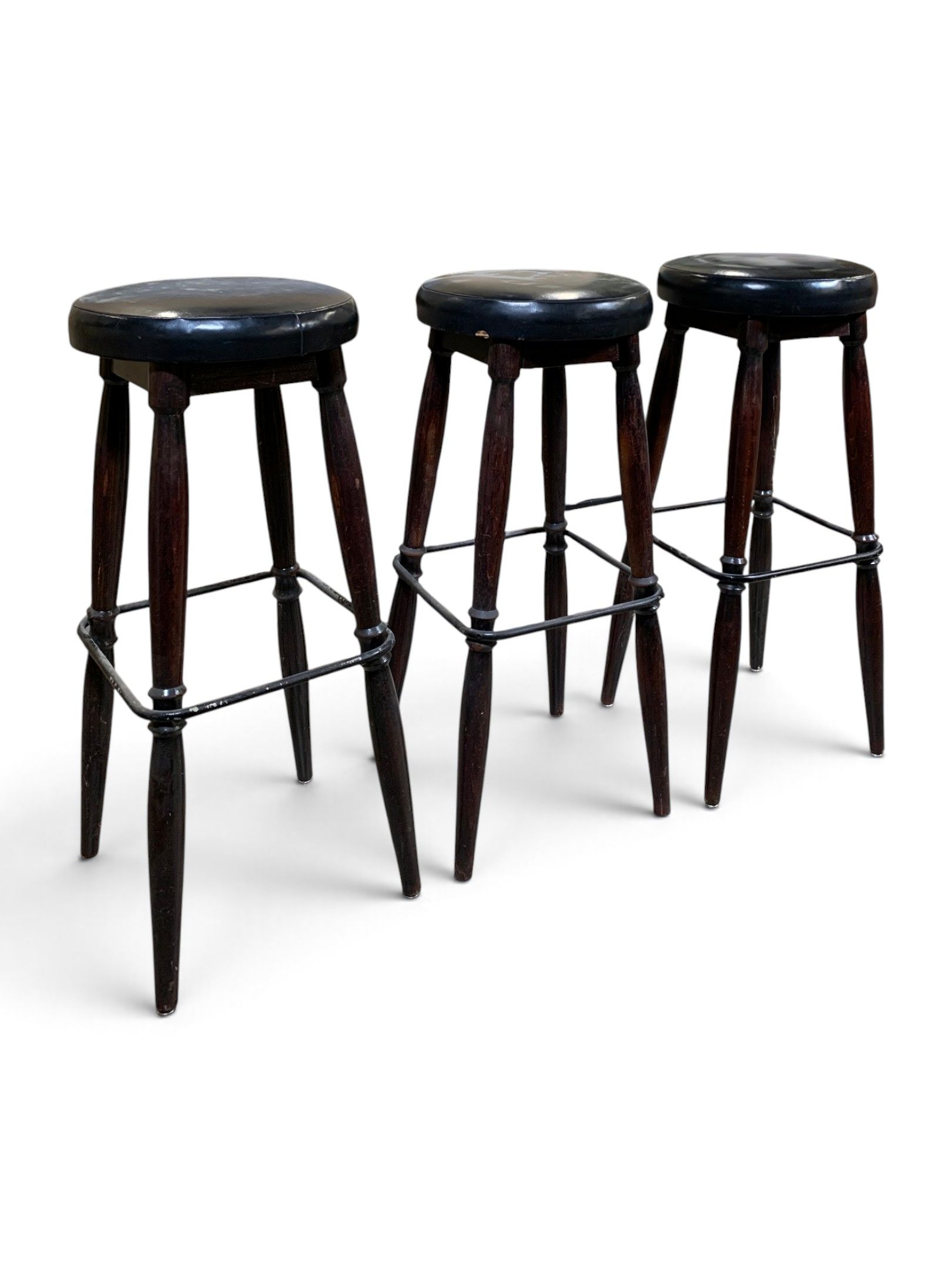 Suite de trois tabourets de bar.