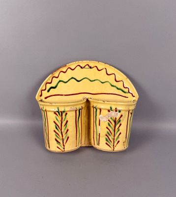 une image représentant une boîte en céramique ornée d'un motif