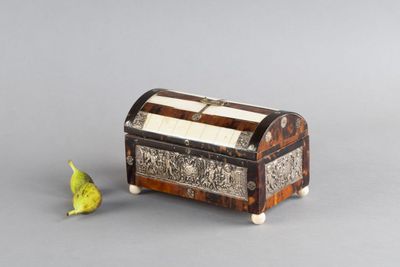 une petite boîte en bois décorée d'un oiseau