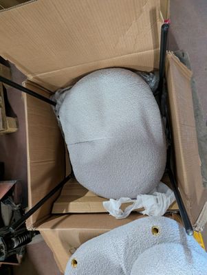 Lot de trois fauteuils vendu pour pièce Provient de retour S…