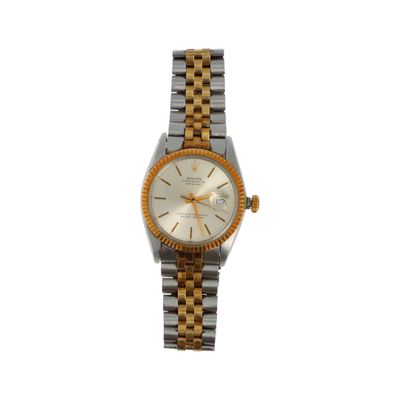 gros plan d'une montre-bracelet sur fond blanc