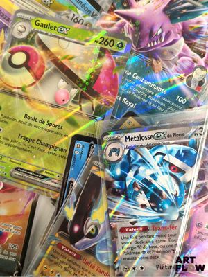 beaucoup de cartes pokemon sur la table