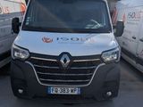 une camionnette blanche garée dans un parking à côté d'autres camionnettes