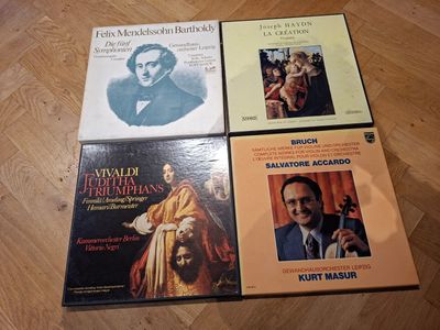 trois livres posés sur un plancher en bois, avec une photo d'un homme en smoking et d'un homme en smoking portant un smoking