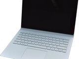 une image montrant un gros plan d'un ordinateur portable posé sur une surface blanche