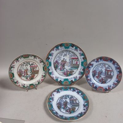 quatre assiettes à motifs différents posées sur une table