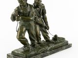 statue en bronze représentant deux hommes accompagnés d'un chien, posée sur un socle en marbre