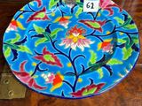 une assiette bleue décorée de fleurs, posée sur une table