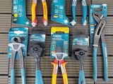 un ensemble de pinces posées les unes à côté des autres sur un parquet