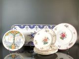 trois assiettes et un plateau posés sur une table