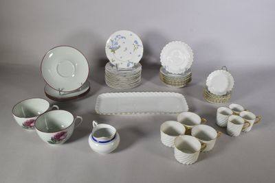 de nombreux types de plats et de tasses sur la table