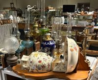 Lot comprenant : 8 lampes à pétrole, un pied de lampe en lai…