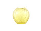 un vase en verre jaune orné d'un motif de feuilles