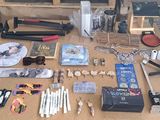 une table sur laquelle se trouvent de nombreux objets, notamment des ciseaux, des stylos, des ciseaux et d'autres objets