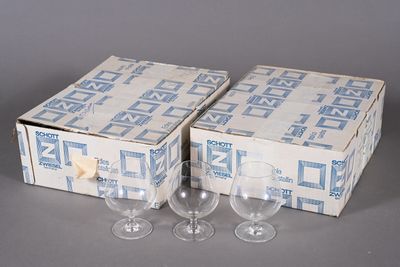 une paire de verres à vin vides posés devant une boîte de verres à vin vides