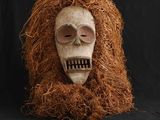 un crâne avec une longue mèche de cheveux roux sur fond noir