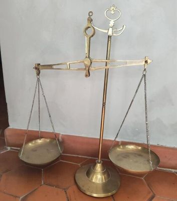 Trébuchet en laiton. Haut. : 44 cm.