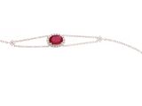 un gros plan d'un bracelet orné d'une pierre rouge
