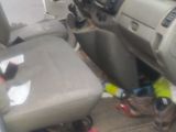 une voiture dans laquelle se trouvent tout un tas d'objets