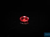 gros plan d'un diamant rouge sur une surface noire