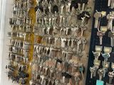 un mur couvert de clés accrochées au mur