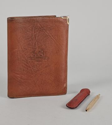 portefeuille avec un stylo et un crayon sur fond blanc, avec un espace réservé au texte