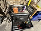 une photo d'un établi sur lequel se trouvent de nombreux outils