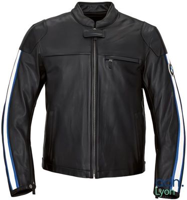 une veste en cuir noir avec des rayures bleues et blanches sur les manches
