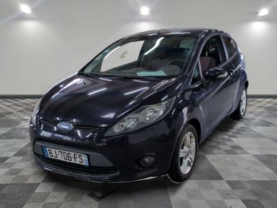 une photo d'une ford fiesta noire garée sur un sol en damier