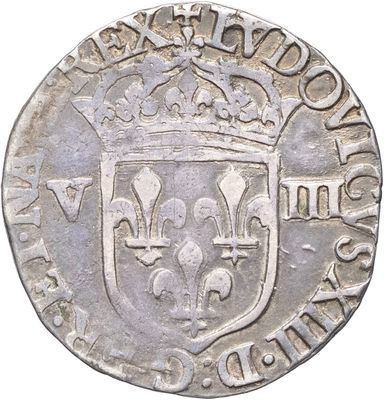 Gros plan sur une pièce d'argent ornée d'une couronne