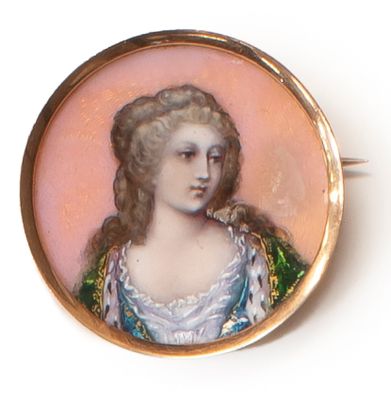 un portrait miniature représentant une femme en robe bleue
