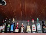 de nombreuses bouteilles et canettes d'alcool sur une étagère