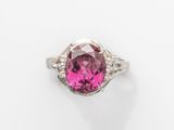 une bague en tourmaline rose et diamant