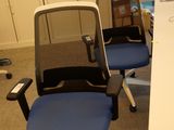 un bureau avec une chaise et un ordinateur dessus