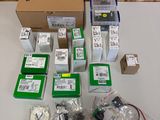 le contenu d'une boîte de composants électroniques est posé sur une table