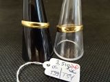 deux vases en verre et une étiquette posés sur une table