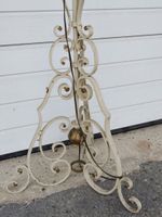 Lampadaire en fer laqué blanc orné de volutes reposant sur u… (photo 2)